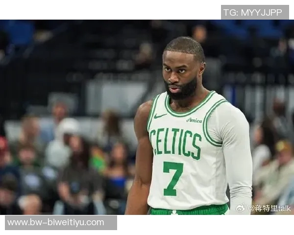 杰伦布朗表现平平18投9中贡献26分8篮板4助攻2抢断罚球命中率尚可